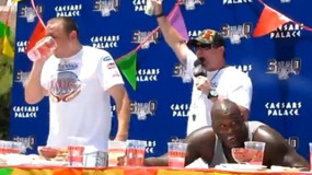 Shaq Vs Joey Chestnut in Hot Dog Eating Contest [Video]