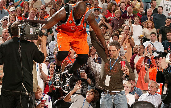 Shaquille O'Neal Phoenix Suns Stands Jump