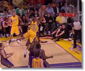 Shannon Brown's bounce was unbelievable  even for his own teammates.  #BestOfLakersHawks