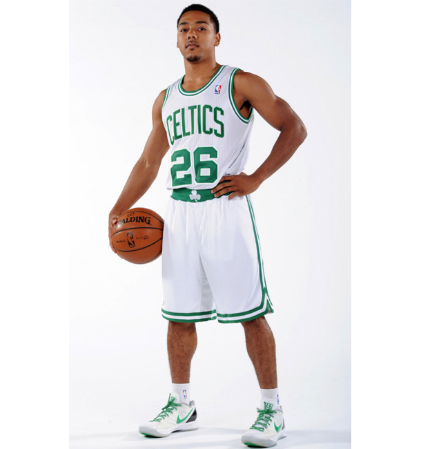 Which basketball shoes Avery Bradley wore
