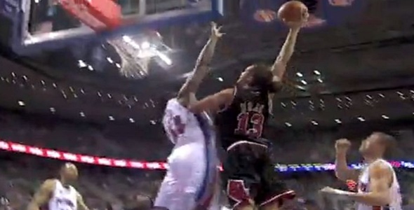 Joakim Noah Posterizes Jason Maxiell