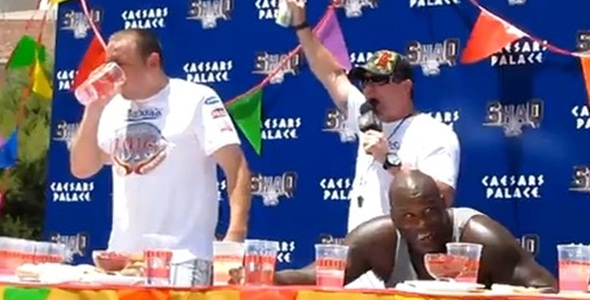 Shaq Vs Joey Chestnut in Hot Dog Eating Contest [Video]