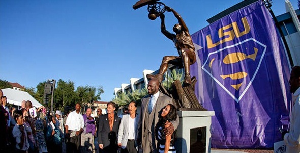 LSU Unveils 900lb Bronze Statue of Shaq