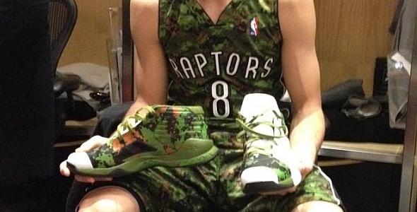 Li-Ning Yu Shuai VII –  ‘Canadian Forces’