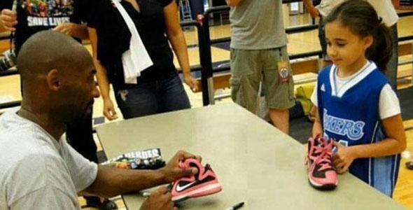 Kobe Bryant Asked To Sign LeBron James Sneaker For Girl After Team USA Practice