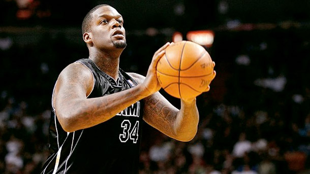 Mavs Pick Up Eddy Curry and Waive Delonte West