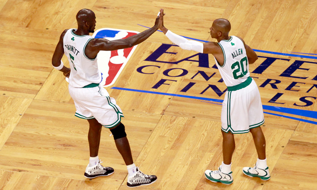 Kevin Garnett Snubs Ray Allen Checking Into Game (Video)