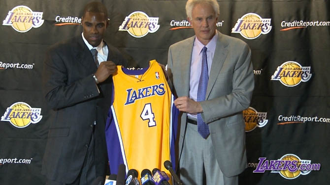 Kobe Gives Antawn Jamison a Facial in Practice