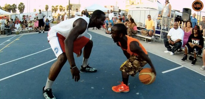 Video: Terrell Owens vs. 4’4 Streetballer Mani Love