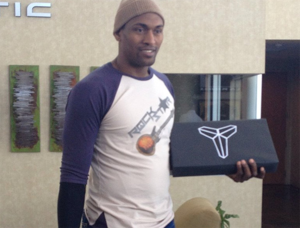 Kobe Buys Lakers Laptops For Making the Playoffs