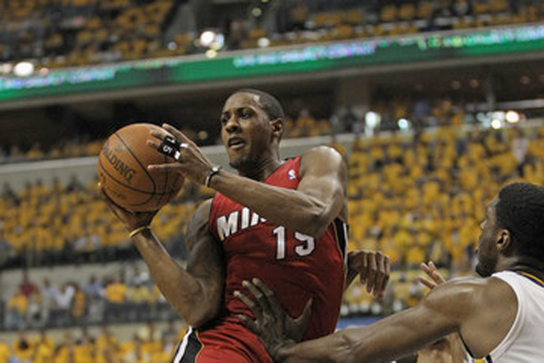 Chalmers Saves Possession Off Hibbert’s Head (GIF)