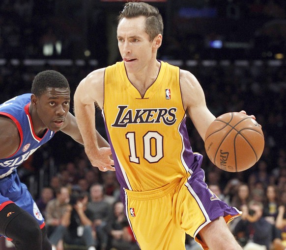 Amazing: Steve Nash’s Magical Over-the-shoulder Assist to Chris Kaman